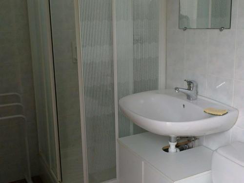 une salle de bain blanche avec un lavabo et une douche dans l'établissement Appart cosy 4 pers, 1 ch, plage, parking privé - FR-1-81-526, au Barcarès