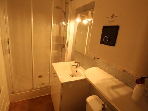 une salle de bain avec une douche, un lavabo et des toilettes dans l'établissement Studio sud calme avec balcon et parking - Proche thermes et centre - FR-1-313-130, à Luchon