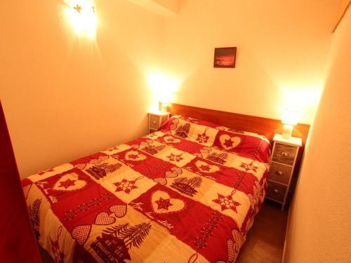 - une petite chambre avec un lit et deux lumières dans l'établissement Studio sud calme avec balcon et parking - Proche thermes et centre - FR-1-313-130, à Luchon