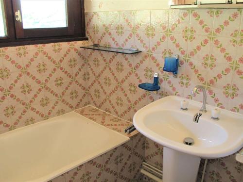 La salle de bains est pourvue d'un lavabo et d'une baignoire. dans l'établissement Appartement Vars, 2 pièces, 6 personnes - FR-1-330B-173, à Vars