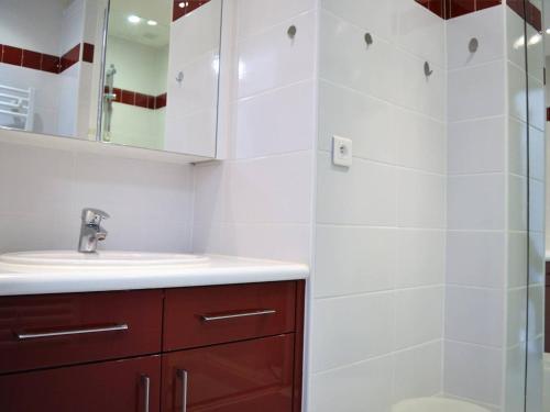 a bathroom with a sink and a shower at Appartement Bormes-les-Mimosas, 3 pièces, 6 personnes - FR-1-251-371 in Bormes-les-Mimosas