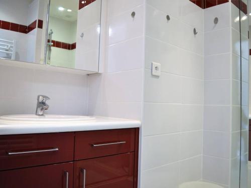 une salle de bain avec un lavabo et une douche dans l'établissement Appartement moderne proche plage avec terrasse, parking privé - 3 pièces, 5 couchages - FR-1-251-371, à Bormes-les-Mimosas