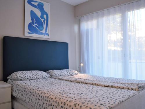 une chambre avec un lit avec une grande fenêtre dans l'établissement Appartement moderne proche plage avec terrasse, parking privé - 3 pièces, 5 couchages - FR-1-251-371, à Bormes-les-Mimosas