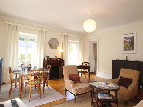 un salon avec une table et des chaises dans l'établissement Grand T2 Ensoleillé à Luchon, Face aux Thermes, pour 4 Pers., Proche Télécabine - FR-1-313-165, à Luchon