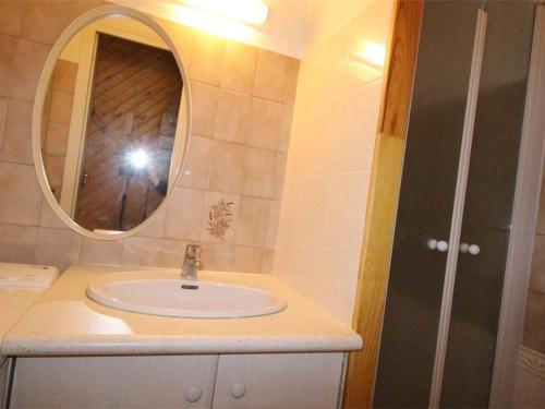 une personne prenant une photo d'une salle de bains avec lavabo dans l'établissement T2 bis au pied du télécabine, balcon, garage, centre-ville de Luchon - FR-1-313-160, à Luchon