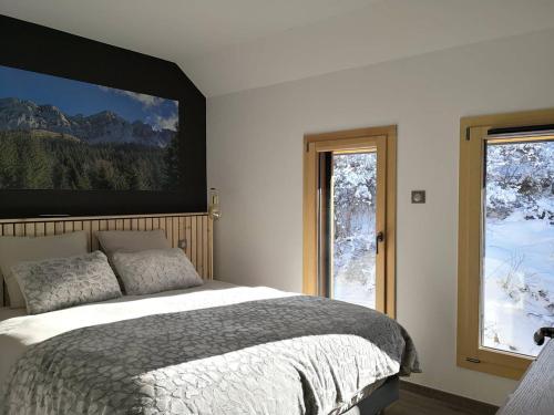 una camera con un letto e una grande finestra di Maison Villard-de-Lans, 5 pièces, 8 personnes - FR-1-548-14 a Villard-de-Lans