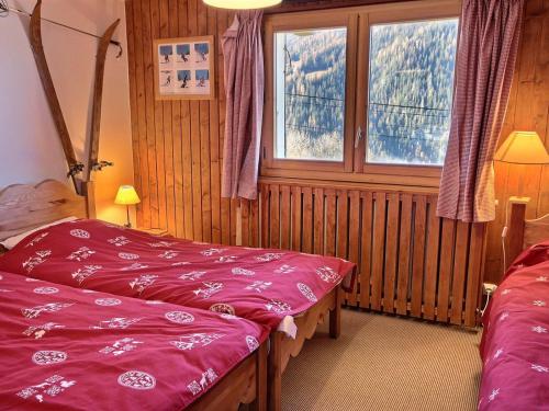 a bedroom with two beds and a window with snow at Chalet 10 pers au calme à 1 km de la station, 5 pièces avec WiFi et parking - FR-1-411-683 in Landry