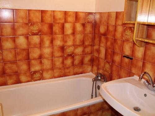 La salle de bains est pourvue d'une baignoire et d'un lavabo. dans l'établissement Appartement Vars, 1 pièce, 6 personnes - FR-1-330B-174, à Vars