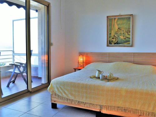 une chambre avec un lit et une porte coulissante en verre dans l'établissement Appartement T2 climatisé, terrasse, plage à 3 couchages - FR-1-251-379, au Lavandou