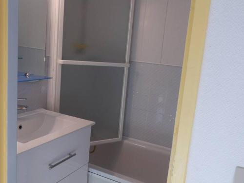 une salle de bain avec une baignoire, un lavabo et une douche dans l'établissement Studio 4 pers. au pied des pistes avec balcon - Arette - FR-1-602-7, à Arette
