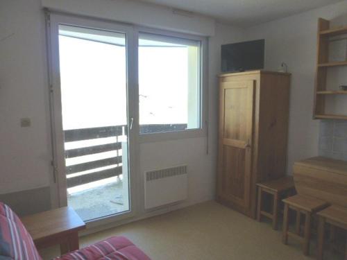 - un salon avec deux grandes fenêtres et un bureau dans l'établissement Studio au pied des pistes - 4 pers, Parking, Ascenseur - FR-1-602-38, à Arette