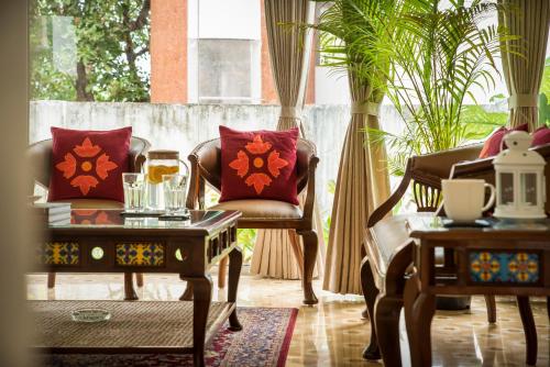 Ruang duduk di El Raso, Premium 1 BHK Apartments with Shared Pool, just 2 mins drive from famous Parra Coconut Tree Road, 24x7 Security, Kitchen, Daily Housekeeping