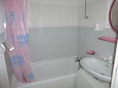 une salle de bain avec un rideau de douche et un lavabo dans l'établissement Studio au pied des pistes - 4 pers, Parking, Ascenseur - FR-1-602-38, à Arette