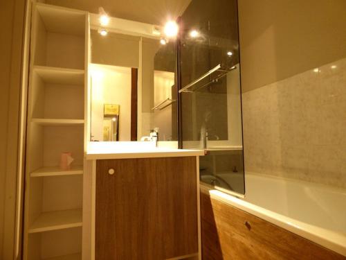 une salle de bain avec un lavabo et une baignoire dans l'établissement Studio cosy 4 pers. accès direct pistes à Arette - FR-1-602-45, à Arette