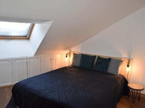 - une chambre avec un lit noir et une fenêtre dans l'établissement Duplex rénové 3 chambres avec wi-fi, garage, balcon sud, proche pistes à Montgenèvre - FR-1-266-162, à Montgenèvre