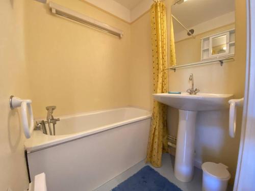 une salle de bain avec une baignoire et un lavabo dans l'établissement Studio cabine à 700m de Praz-Sur-Arly, navettes gratuites, parking, wifi et ménage inclus - FR-1-603-4, à Praz-sur-Arly