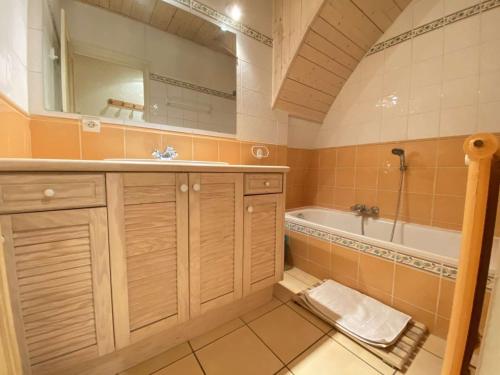 y baño con lavabo y bañera. en Appartement Praz-sur-Arly, 2 pièces, 4 personnes - FR-1-603-6, en Praz-sur-Arly