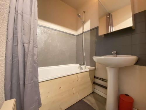une salle de bain avec un lavabo et une baignoire dans l'établissement Studio Cabine au Calme avec Terrasse à Praz-sur-Arly - 4 Personnes, Parking et Casier à Ski - FR-1-603-14, à Praz-sur-Arly