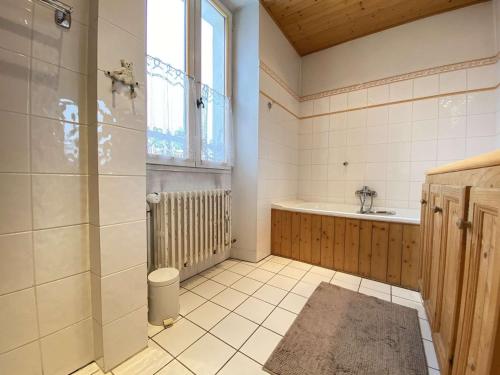 uma casa de banho com um chuveiro, uma banheira e um lavatório. em Appartement Praz-sur-Arly, 5 pièces, 8 personnes - FR-1-603-7 em Praz-sur-Arly