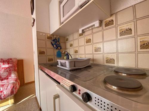 una cucina con lavandino e piano di lavoro di Appartement Praz-sur-Arly, 1 pièce, 4 personnes - FR-1-603-28 a Praz-sur-Arly