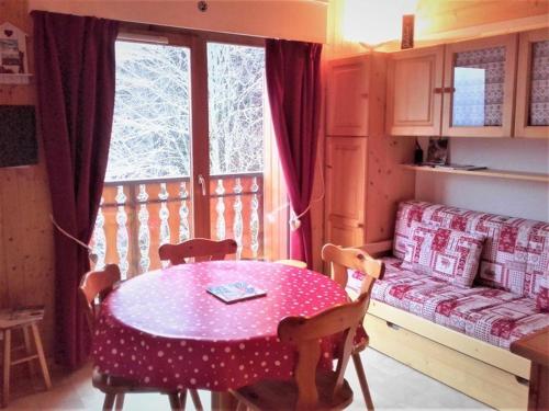 Appartement cosy 6 pers. proche pistes avec balcon, casier à skis et parking couvert - FR-1-573-32