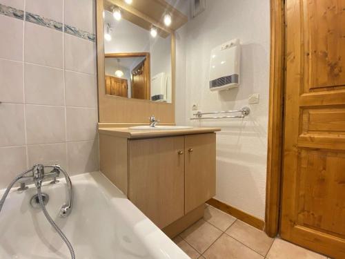 阿爾利河畔普拉茲的住宿－Appartement Praz-sur-Arly, 2 pièces, 6 personnes - FR-1-603-10，带浴缸、水槽和镜子的浴室