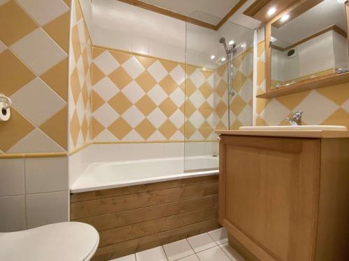 a bathroom with a shower and a toilet and a sink at Appartement Praz-sur-Arly, 1 pièce, 4 personnes - FR-1-603-18 in Praz-sur-Arly