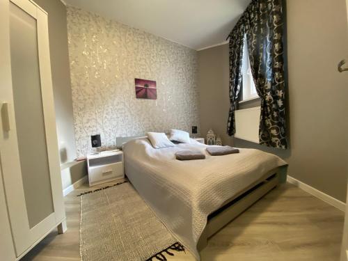 A bed or beds in a room at Apartamenty Cieplicka 20a