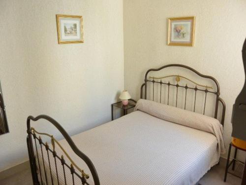 ein Schlafzimmer mit einem Bett und zwei Endtischen in der Unterkunft Appartement Cap d'Agde, 3 pièces, 5 personnes - FR-1-607-66 in Cap d'Agde
