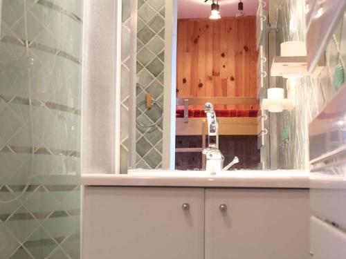 une salle de bain avec un lavabo et un miroir dans l'établissement Studio calme avec parking à Risoul, 4 couchages, 2 étoiles - FR-1-330-509, à Risoul