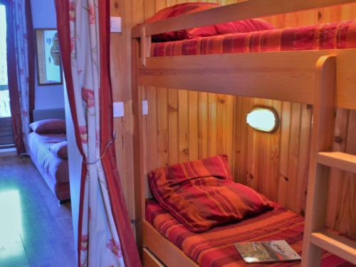 - une chambre avec 2 lits superposés dans une cabine dans l'établissement Studio calme avec parking à Risoul, 4 couchages, 2 étoiles - FR-1-330-509, à Risoul