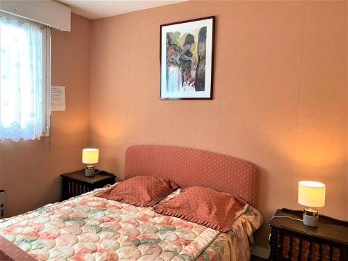 une chambre avec un lit et un tableau au mur dans l'établissement Appartement 2 pièces à Quiberon - 56m², proche plage, balcon avec aperçu mer, parking inclus - FR-1-478-195, à Quiberon