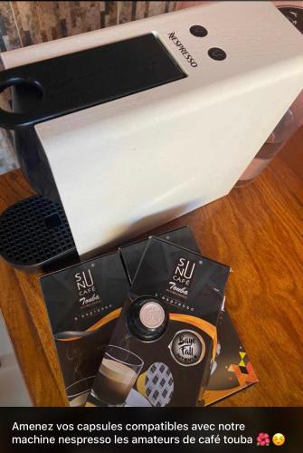 mostrador con una caja de comida y una computadora portátil en La Villeneuvoise, en Mbour