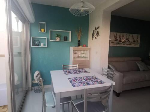 un salon avec une table et un canapé dans l'établissement Charmant T2 climatisé, proche mer, parking, terrasse, pour 2 personnes à Agde - FR-1-607-109, au Cap d'Agde
