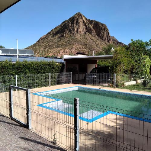 una piscina con una montaña en el fondo en El cerro en Valle Grande