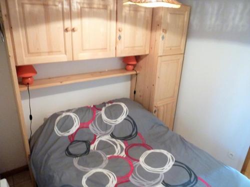 una pila de platos en una cama en una habitación en Appartement Le Biot, 2 pièces, 6 personnes - FR-1-573-33 en Bonnevaux