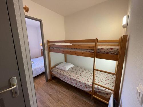 Двох'ярусне ліжко або двоярусні ліжка в номері Appartement Puy-Saint-Vincent, 2 pièces, 6 personnes - FR-1-330G-133