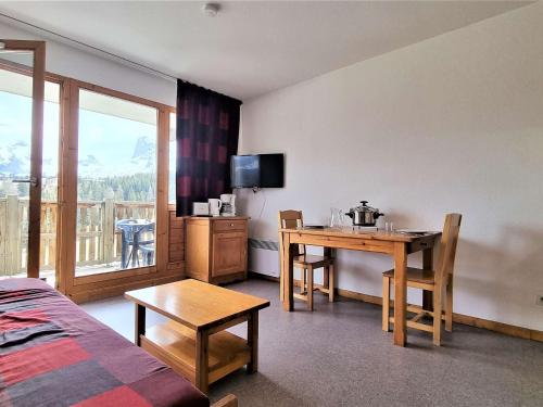 Studio cabine 2 pers, sud, balcon, à 100m télésiège, ski locker - FR-1-525-196