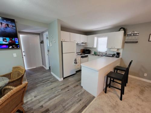 Köök või kööginurk majutusasutuses Walk To Siesta Beach, Restaurants, Shopping & More!