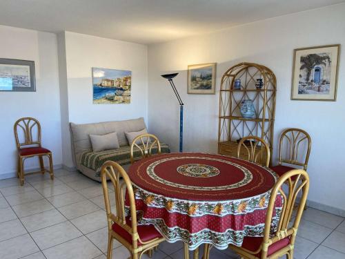 un salon avec une table et un canapé dans l'établissement Appartement 2 pièces à Fréjus, proche commerces, thalasso, animaux admis - FR-1-226A-120, à Fréjus