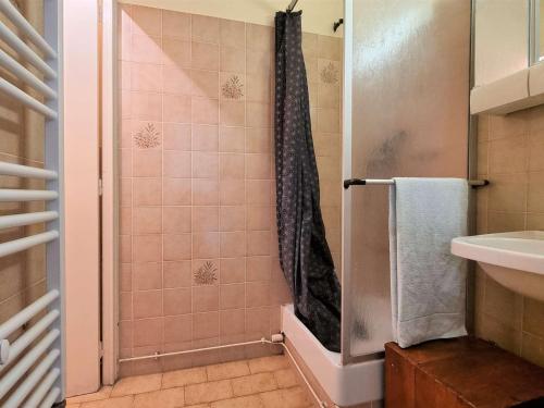 une salle de bain avec douche et lavabo dans l'établissement Studio confortable, accès pistes à 50m, parking gratuit, navette proche - FR-1-525-208, à Saint-Étienne-en-Dévoluy