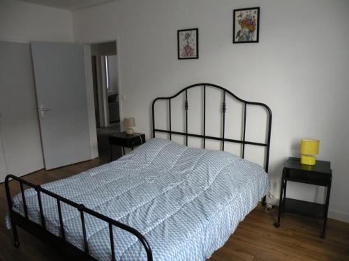 1 dormitorio con 1 cama con edredón azul en Coquelicot, Entre Volcans d Auvergne et Sancy, Orcival. en Orcival
