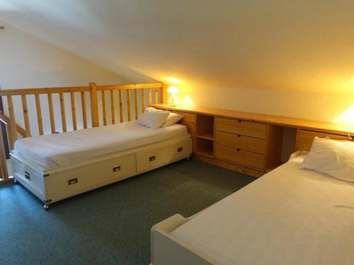 Cette chambre comprend deux lits et un bureau avec deux lits. dans l'établissement Appartement Arêches-Beaufort, 4 pièces, 9 personnes - FR-1-342-222, à Beaufort