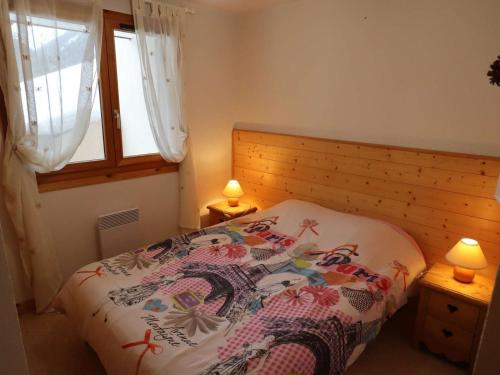 une chambre avec un lit avec une couette dessus dans l'établissement Appartement lumineux 2 chambres, parking, terrasse, proche commerces et pistes à Arêches-Beaufort - FR-1-342-226, à Beaufort