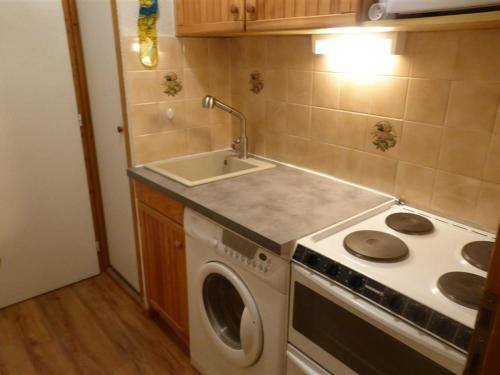 Il comprend une cuisine équipée d'une cuisinière, d'un évier et d'un lave-linge. dans l'établissement Petit cocon 2* au pied des pistes, 4/5 pers., parking, wifi, animaux admis, Arêches-Beaufort - FR-1-342-247, à Beaufort