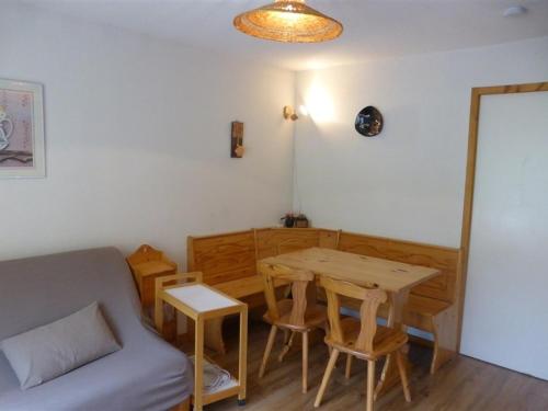 un salon avec une table et un canapé dans l'établissement Petit cocon 2* au pied des pistes, 4/5 pers., parking, wifi, animaux admis, Arêches-Beaufort - FR-1-342-247, à Beaufort