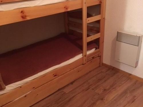 - une chambre avec 2 lits superposés et un radiateur dans l'établissement Petit cocon 2* au pied des pistes, 4/5 pers., parking, wifi, animaux admis, Arêches-Beaufort - FR-1-342-247, à Beaufort