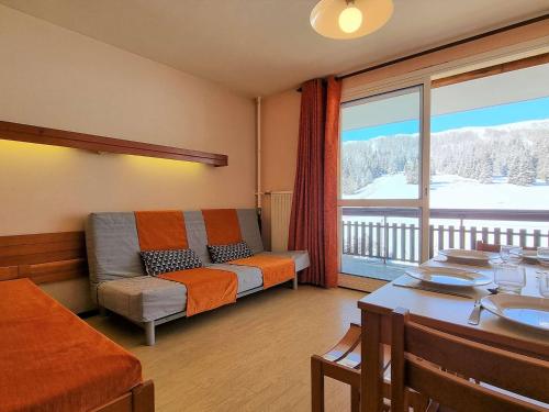 un salon avec un canapé et une grande fenêtre dans l'établissement Studio cosy avec WIFI à 50m des pistes - 4 pers - FR-1-525-237, à Saint-Étienne-en-Dévoluy