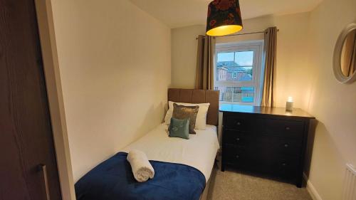 1 dormitorio con 1 cama, vestidor y ventana en Saxon Corner: BRAND NEW 3 bedroom House en Emsworth