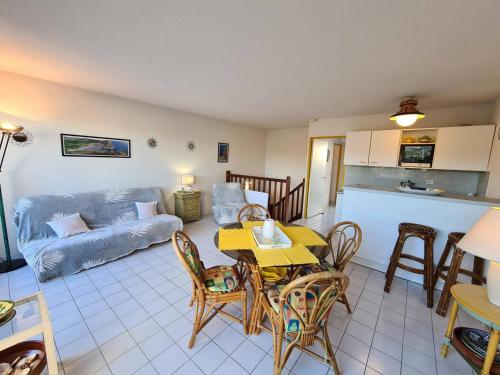 une cuisine et un salon avec une table et des chaises dans l'établissement Agréable 3 pièces avec 3 loggias, parking privé - Argelès-sur-Mer - FR-1-388-198, à Argelès-sur-Mer